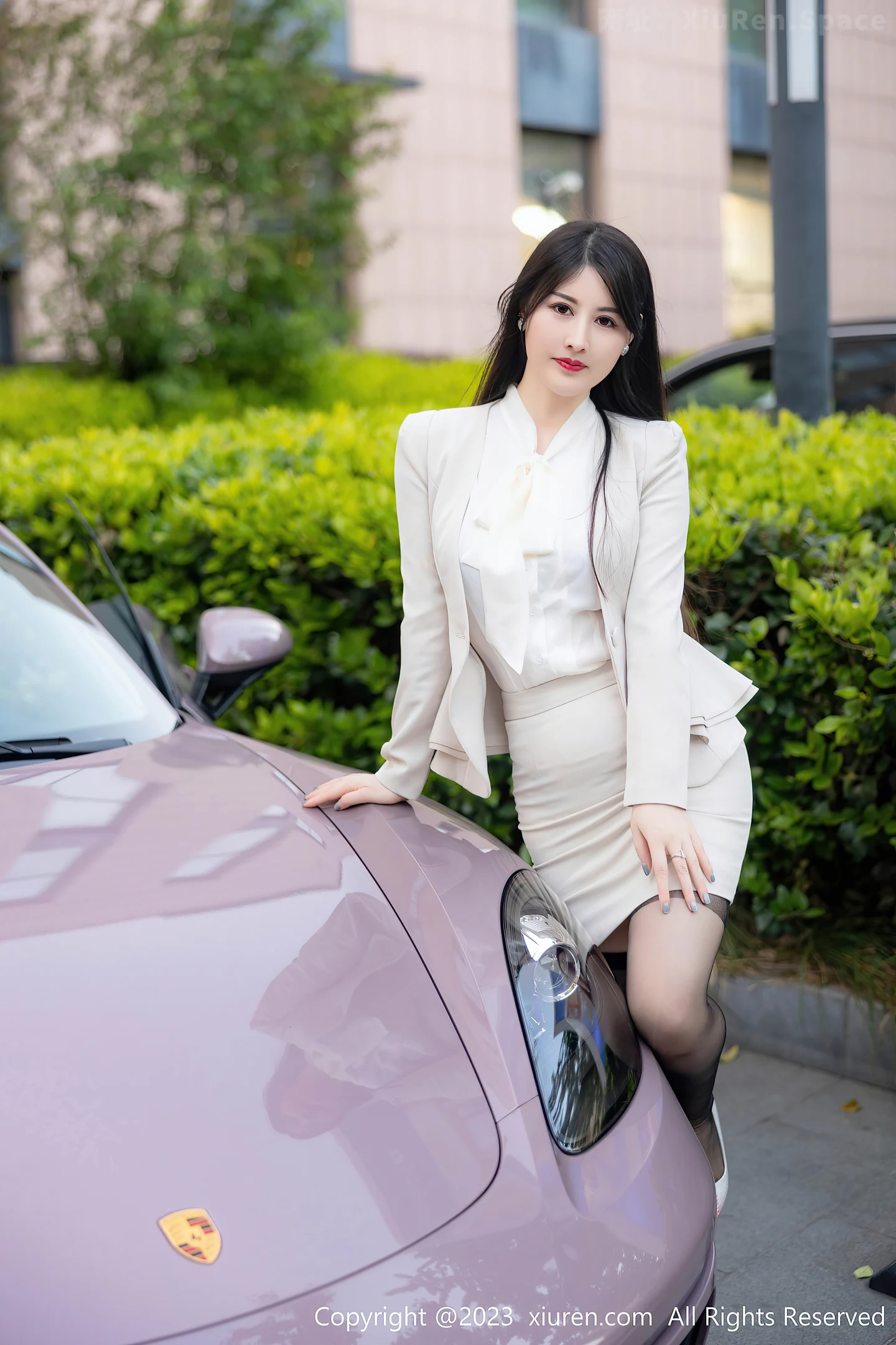 图片[3]-[XiuRen秀人网]2023.06.08 VOL.6879 诗诗kiki 白色OL制服与粉色蕾丝内衣加灰丝美腿性感私房写真集-秀人网官方网站